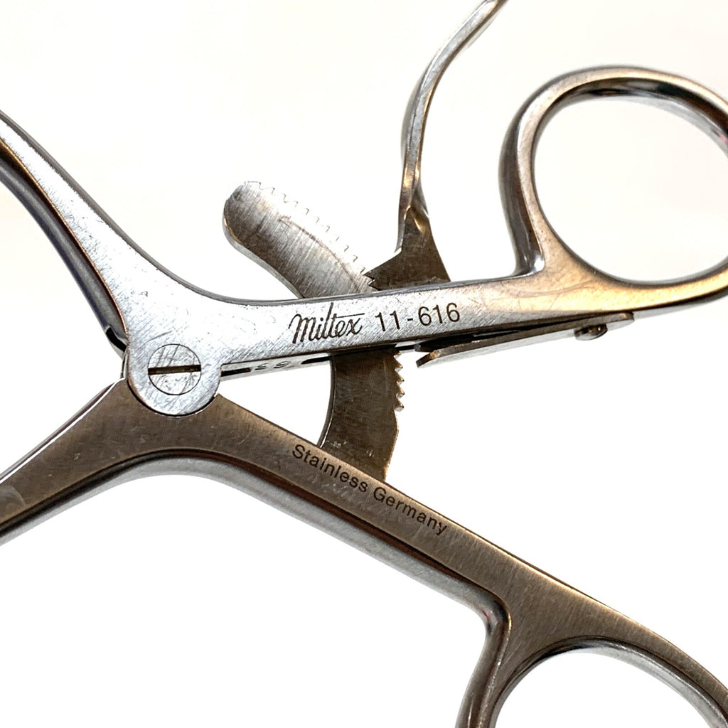 Miltex REF 11-616, WEITLANER Retractor, 6-1/2" (16.5 cm), blunt, 3 X 4 teeth