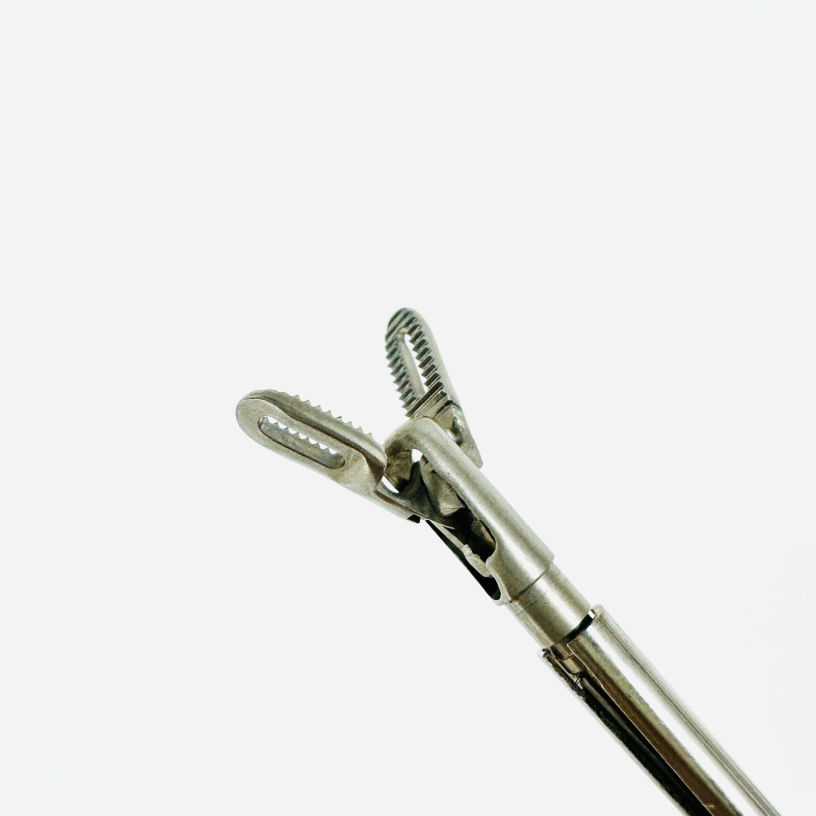 7207336 Fixation forceps Insert fenestrated, medium Serration 15" w/ Sheath