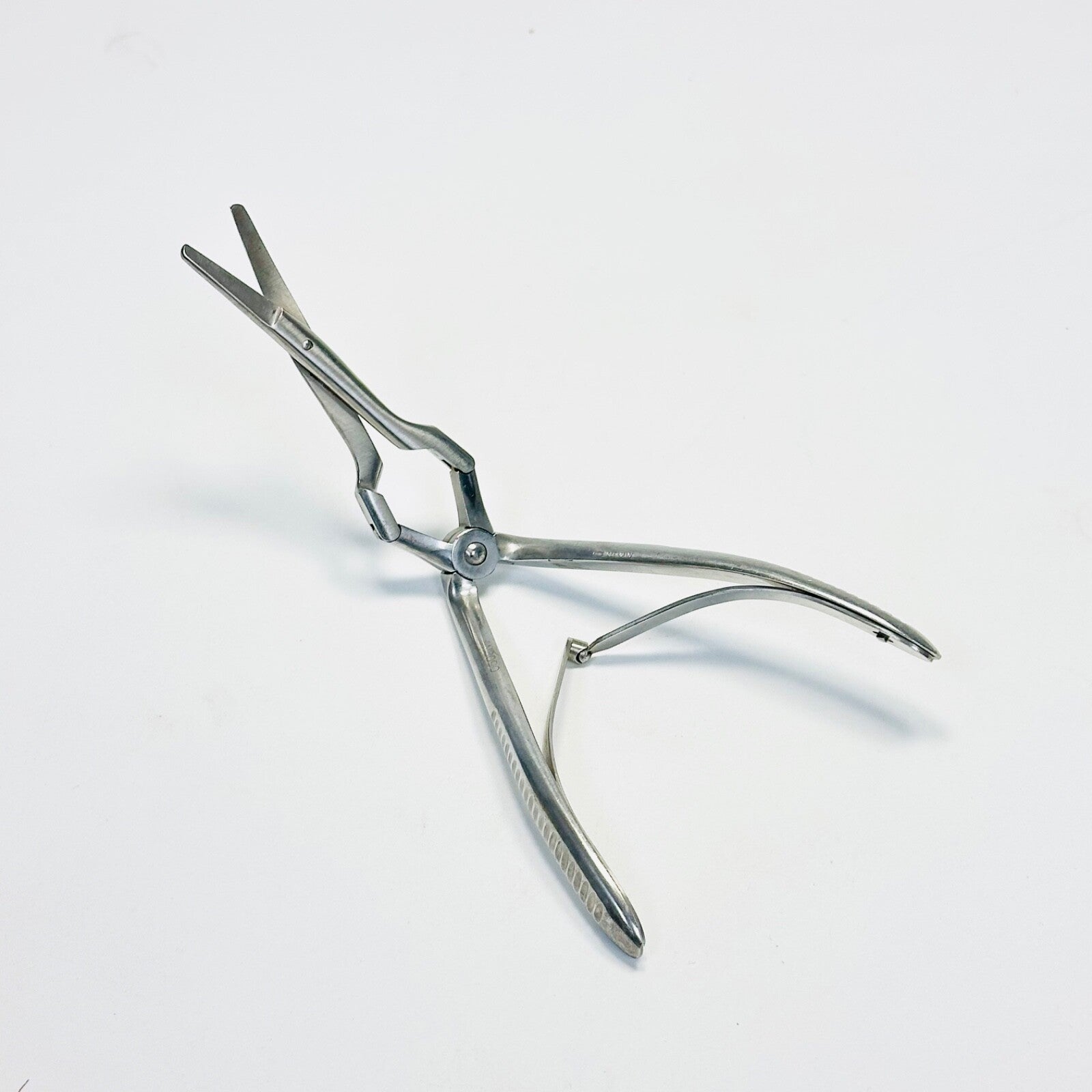 BAUSCH + LOMB N3090 Becker Septum Scissors Serrated, double action, 7.1 INCH