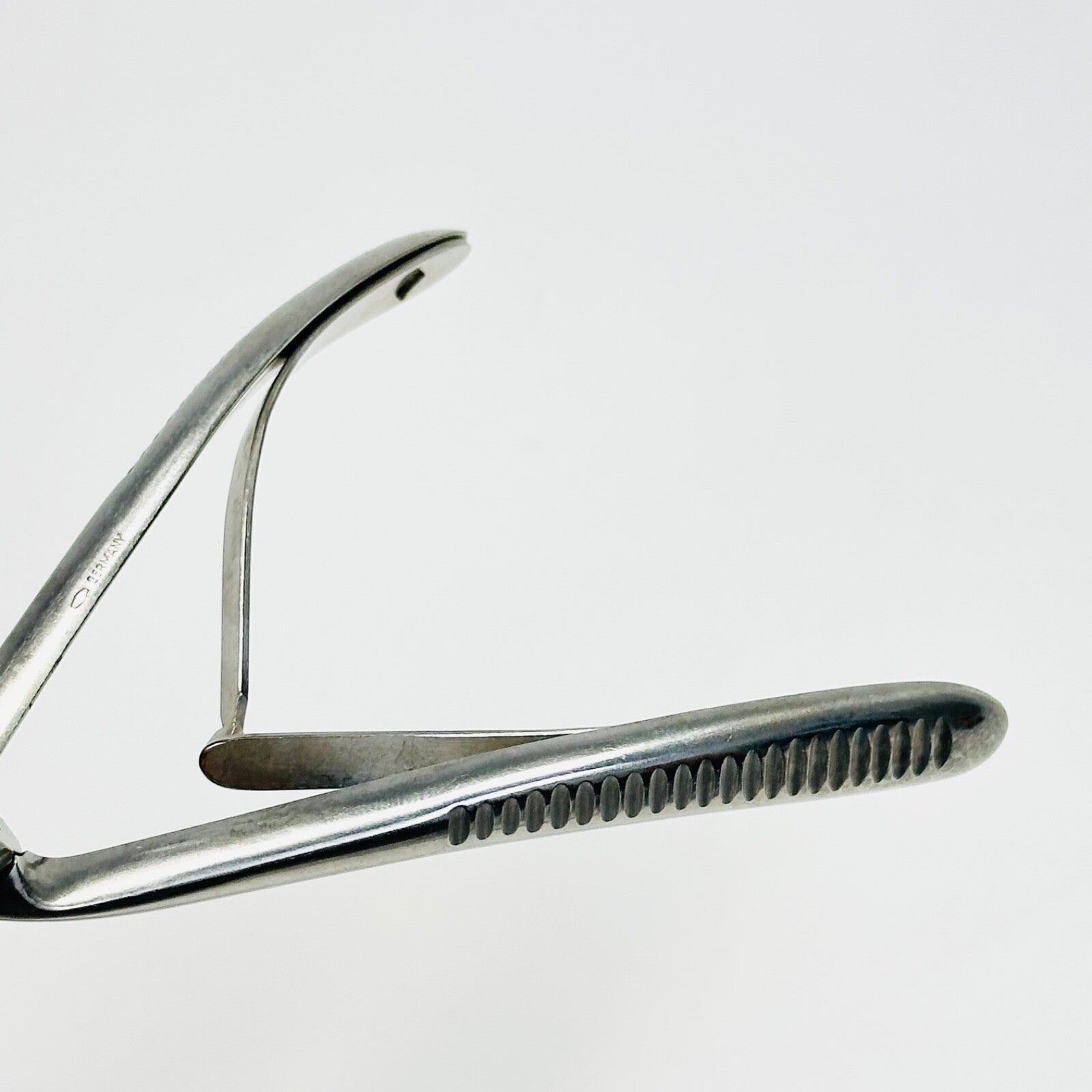 BAUSCH + LOMB N3090 Becker Septum Scissors Serrated, double action, 7.1 INCH