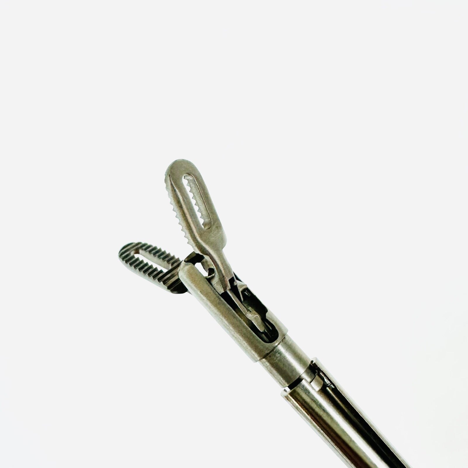 7207336 Fixation forceps Insert fenestrated, medium Serration 15" w/ Sheath