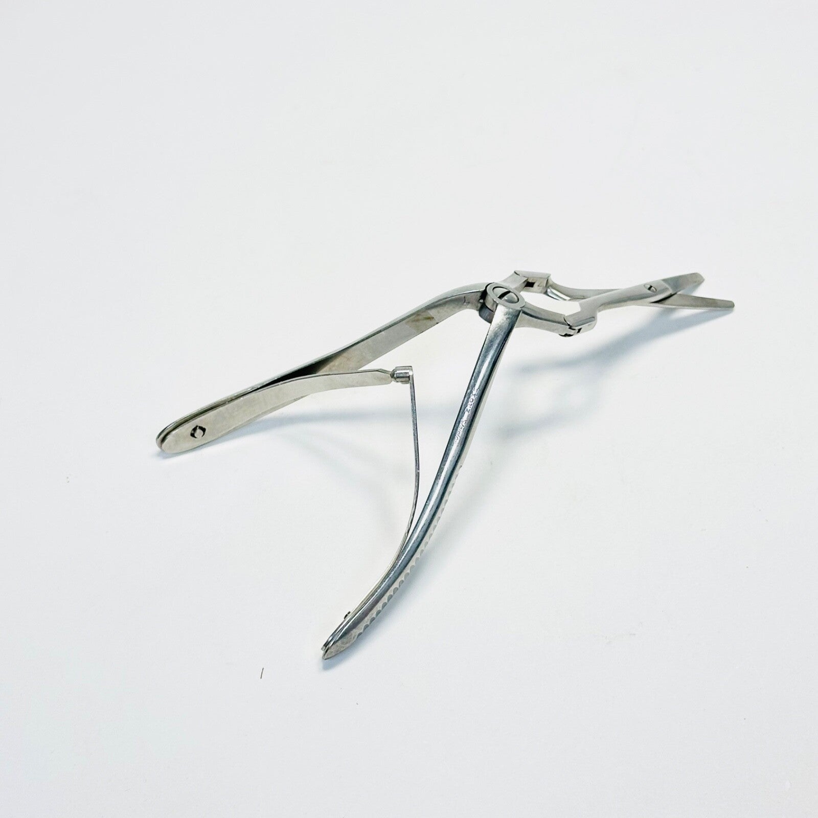 BAUSCH + LOMB N3090 Becker Septum Scissors Serrated, double action, 7.1 INCH