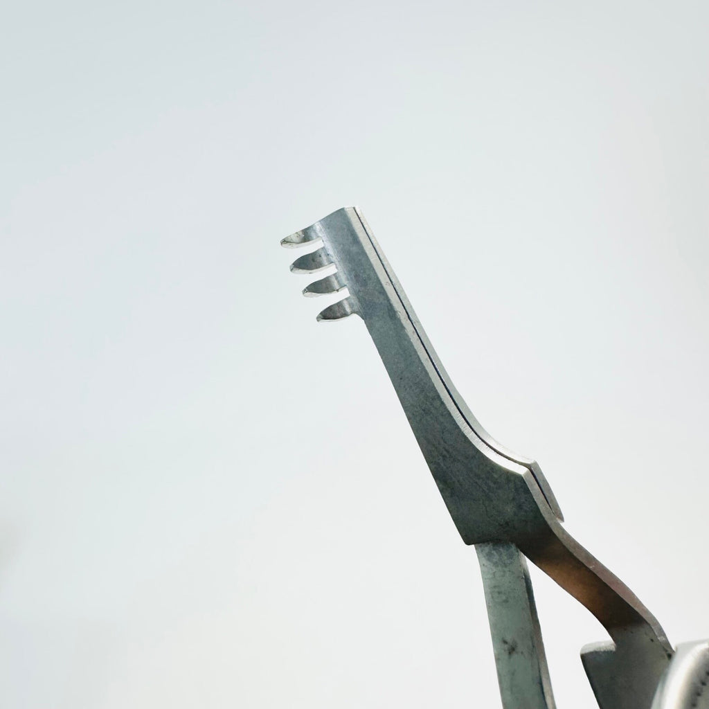 Holzheimer Retractor - 4", Sharp, 4x4 Teeth Instrument